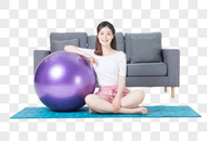 居家女性瑜伽球健身图片