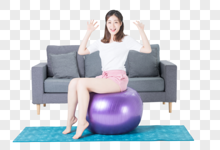 居家女性瑜伽球健身图片