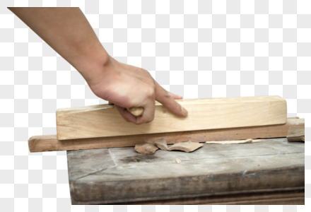 匠人使用刨刀进行木材处理图片
