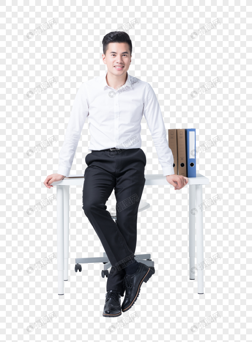 坐在办公桌上自信微笑的商务男士图片