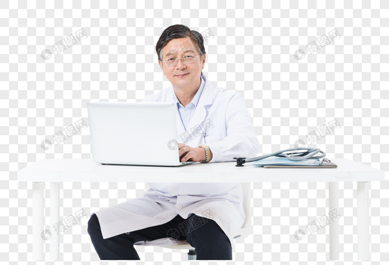中老年医生用电脑工作图片
