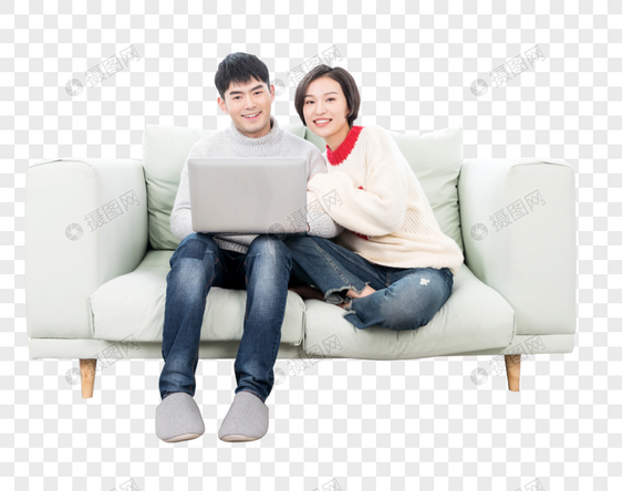一起坐在沙发上看电脑的情侣图片
