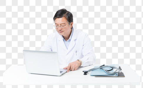 中老年医生用电脑工作高清图片