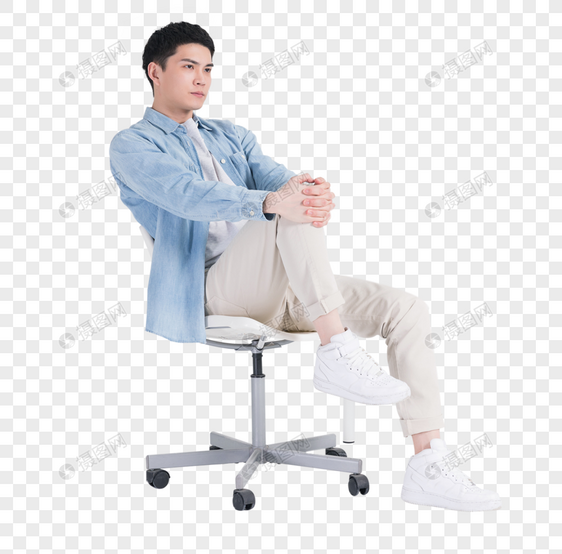 休闲商务男性办公桌前伸展筋骨图片