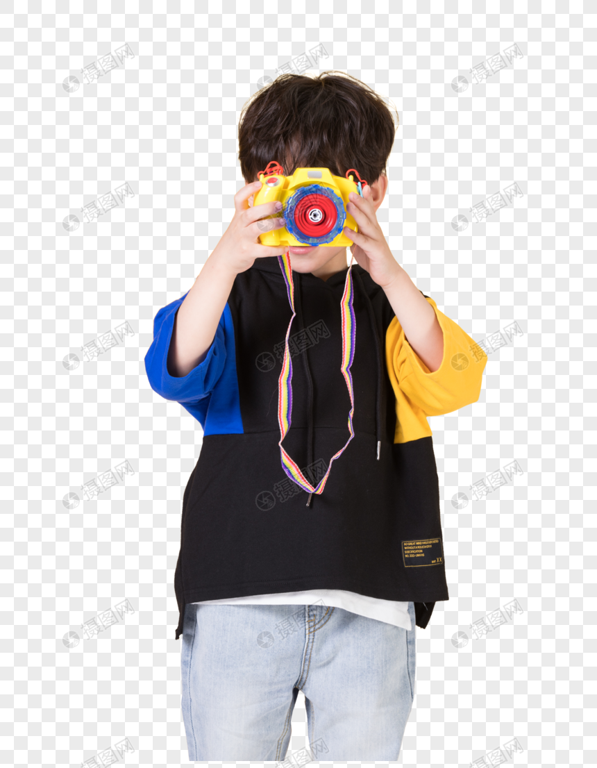 小男孩儿童手拿玩具相机拍照图片