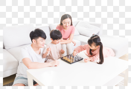 父母陪孩子下棋图片