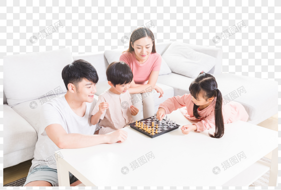 父母陪孩子下棋图片