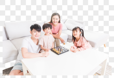 父母陪孩子下棋图片