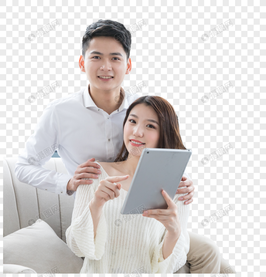 情侣坐在沙发上一起看平板电脑图片