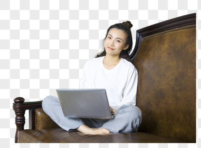 年轻女性在沙发上看电脑图片