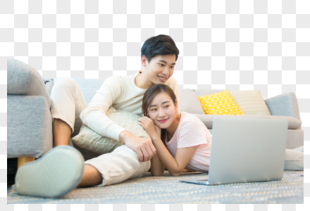 年轻夫妇在客厅看电脑图片