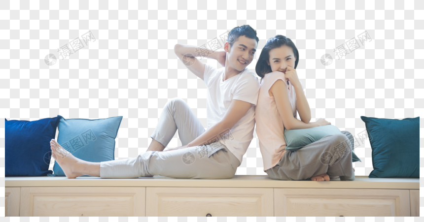 年轻情侣在客厅沙发休息图片
