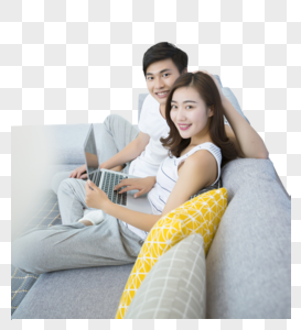 年轻情侣在客厅玩电脑图片