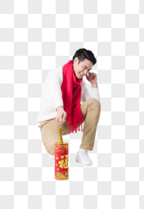 新年男性人像手拿鞭炮图片