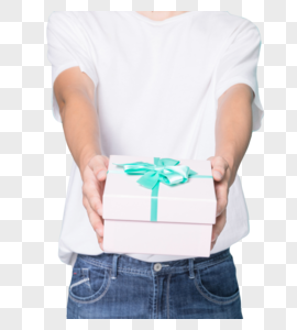 男青年送礼礼物盒特写图片