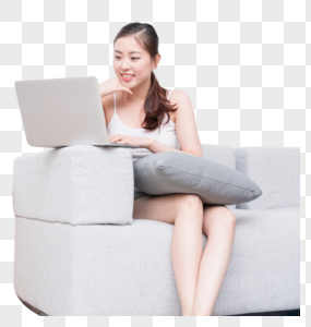 坐在沙发上使用笔记本电脑的年轻女性图片