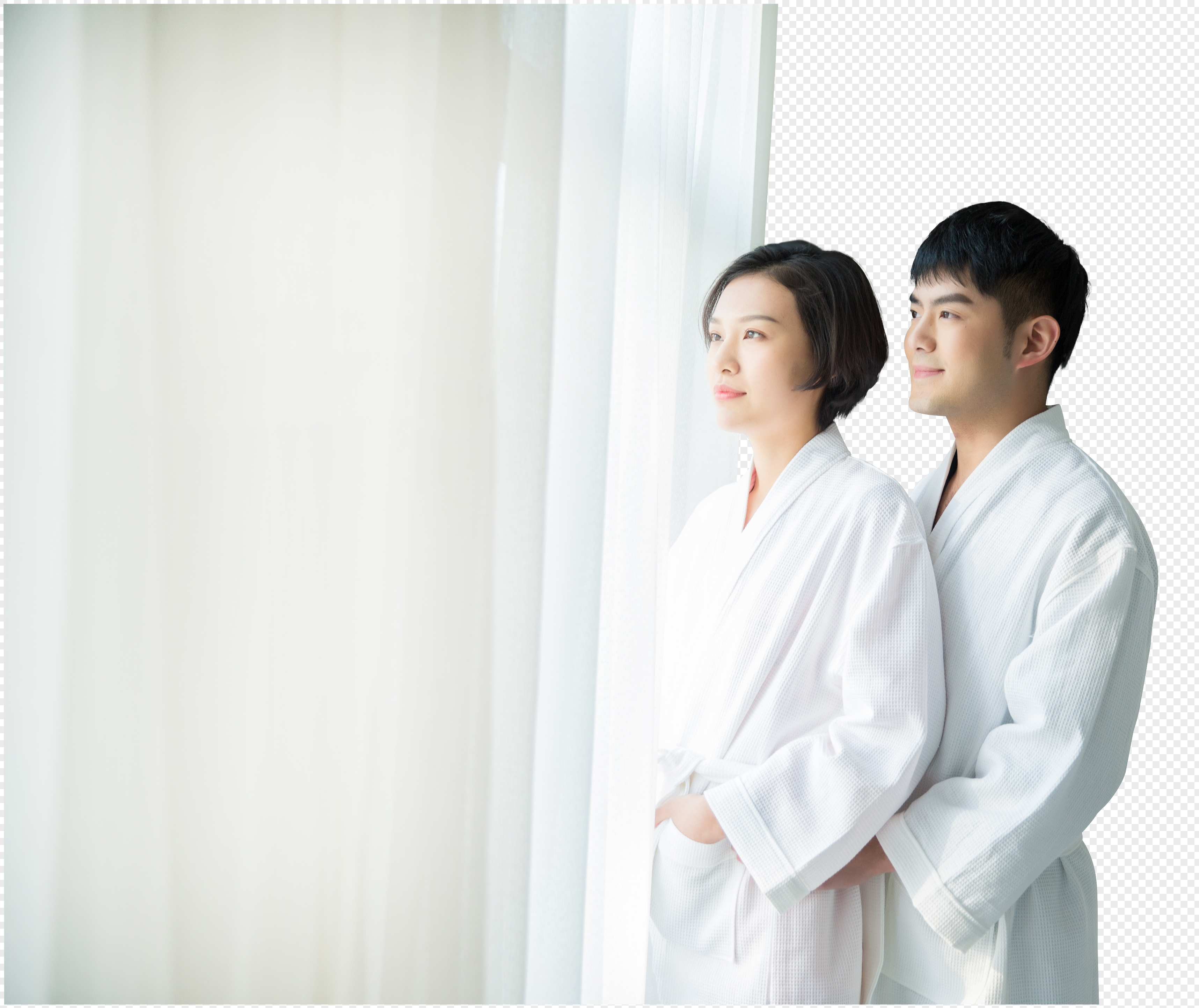 年轻夫妇穿浴袍在卧室