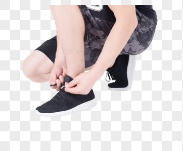 运动健身男性系鞋带图片