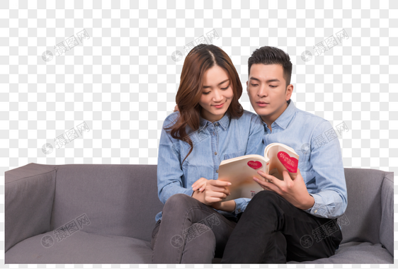 情侣在客厅看书阅读图片