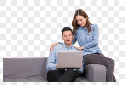 情侣在客厅看电脑图片