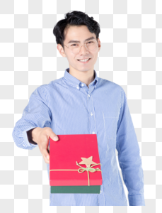 青年男性手持礼物盒图片