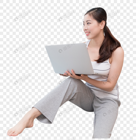 坐在客厅窗台使用笔记本电脑的美女图片