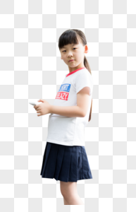 站在校园里玩手机的小学生女生图片