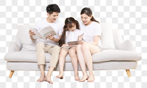 幸福家庭坐在沙发上高清图片