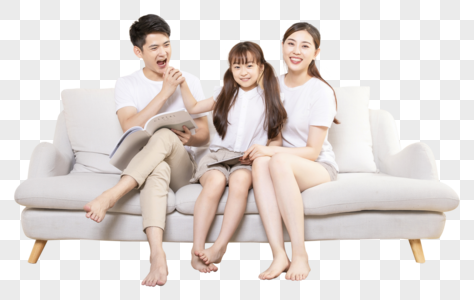 幸福家庭坐在沙发上高清图片