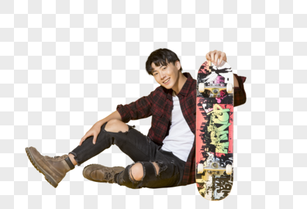 青年男性手拿滑板图片
