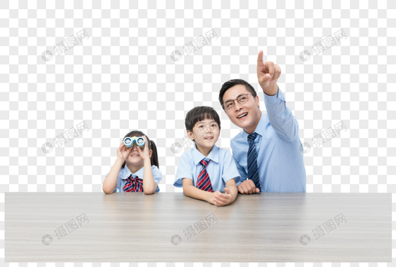 爸爸和孩子看向前方图片