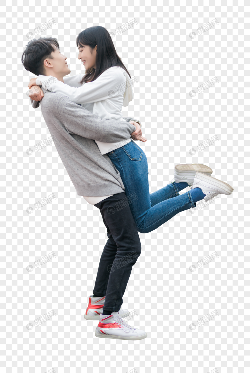 情侣在户外拥抱