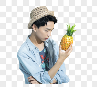 拿着菠萝的青年男性图片