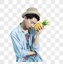 拿着菠萝的青年男性图片