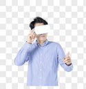 青年男性人像VR眼镜科技感图片