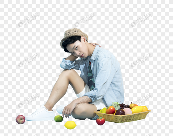 坐在水果篮子旁边的男孩图片
