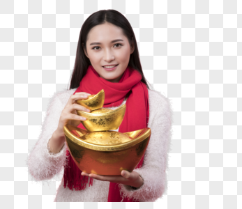 拿着金元宝的女性新年人像特写图图片