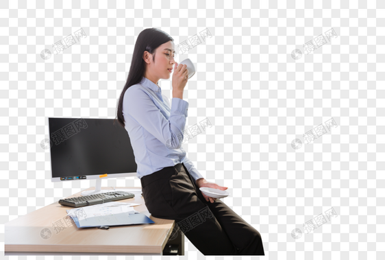 商务女性坐在办公桌上喝茶图片