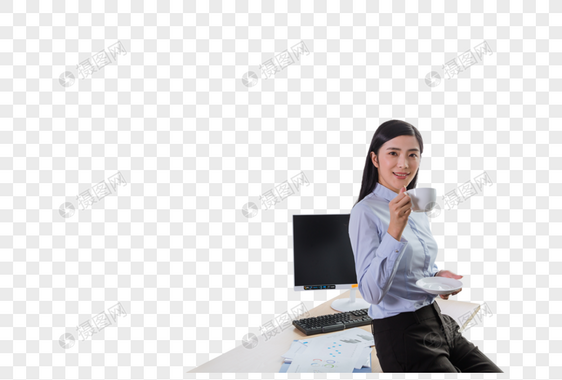 商务女性坐在办公桌前喝咖啡图片