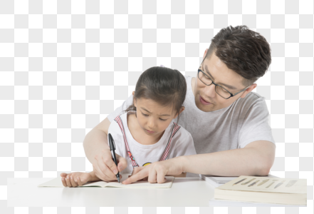 父亲辅导女儿功课图片素材