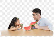 看着女儿吃西瓜图片