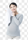 孕妇拿着衣物图片
