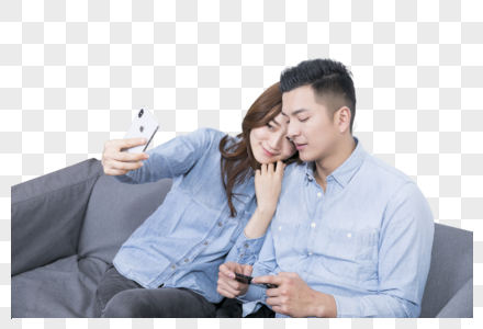 情侣一起玩手机图片