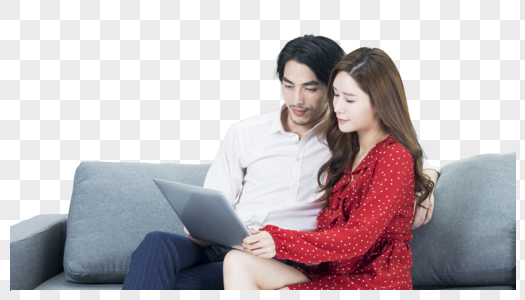 坐在沙发上看电脑的情侣图片