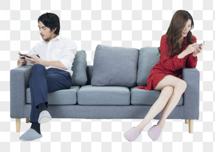 沙发上玩手机的情侣图片
