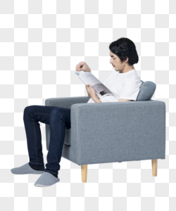 坐在沙发上看书的男人图片