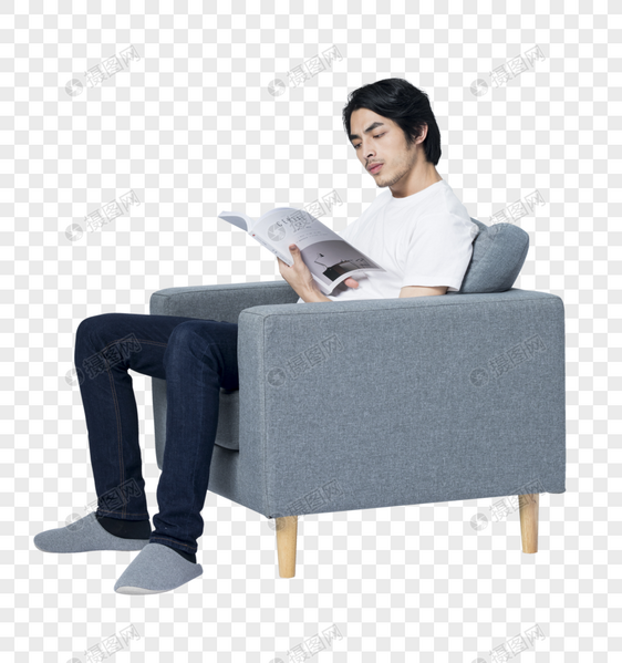 坐在沙发上看书的男人图片