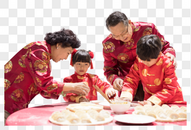 爷爷奶奶教孩子包水饺图片