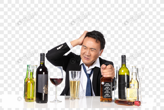 商务男过量饮酒图片