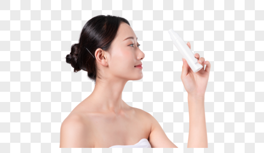 美女手拿护肤品图片